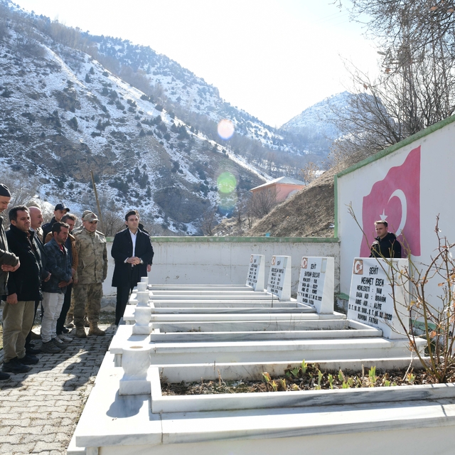 Van'da çığ faciasında şehit olan 8 güvenlik korucusu, mezarları başında anı...