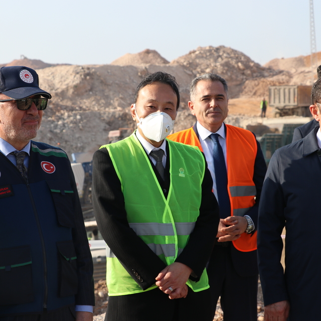 Japonya'nın Ankara Büyükelçisi Katsumata, Hatay'da Enkaz Geri Dönüşüm Tesis...
