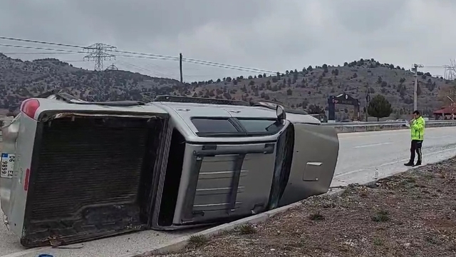 Burdur'da hafif ticari araçla kamyonetin çarpıştığı kazada 3 kişi yaralandı