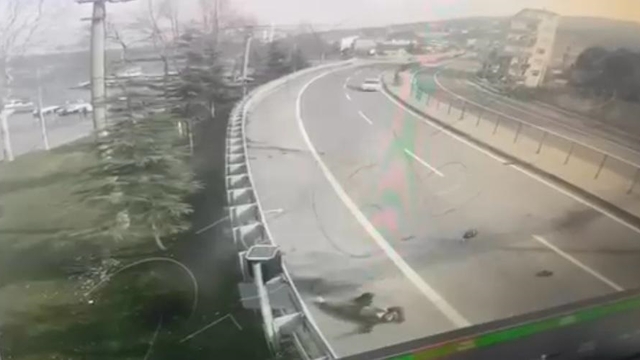 Kocaeli'de, bariyere çarpan motosiklet sürücüsünün öldüğü kaza kamerada