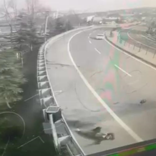 Kocaeli'de, bariyere çarpan motosiklet sürücüsünün öldüğü kaza kamerada