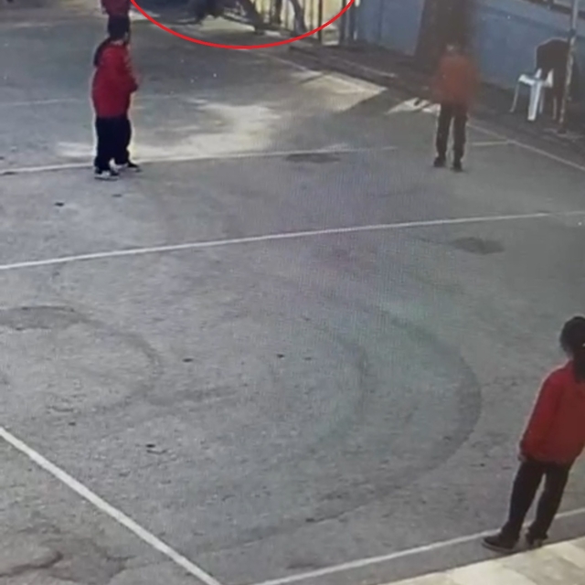 Mersin'de öğretmeni darbeden veli ve oğlu tutuklandı; olay anı kamerada