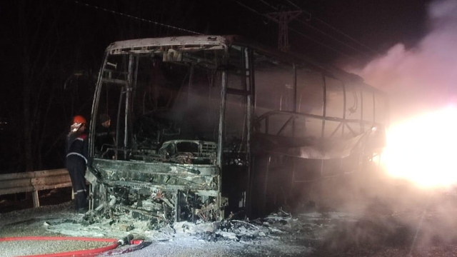 Kastamonu'da seyir halindeki yolcu otobüsü alev aldı; o anlar kamerada