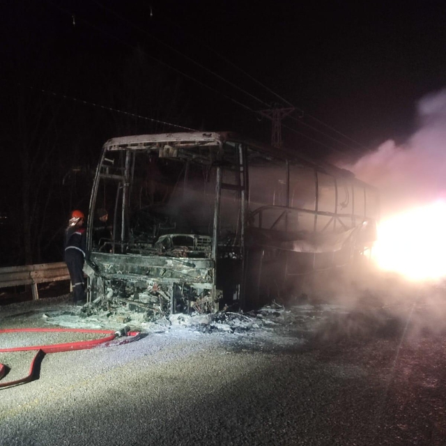 Kastamonu'da seyir halindeki yolcu otobüsü alev aldı; o anlar kamerada