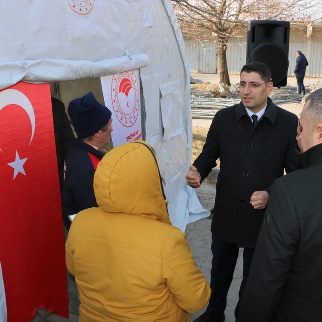 Erzincan'da yoğun kar yağışı nedeniyle zarar gören 66 çiftçiye çadır dağıtı...