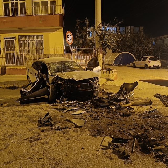 Hatay'da iki otomobilin çarpıştığı kazada 5 kişi yaralandı