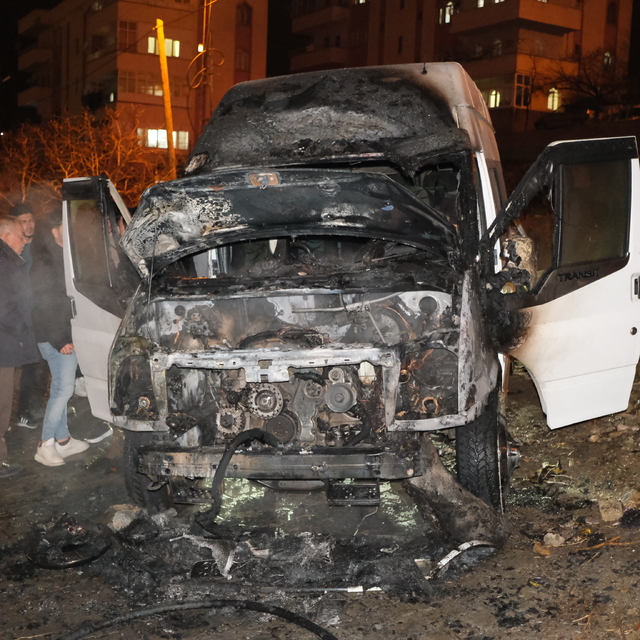 Kayseri'de park halindeki öğrenci servis minibüsü alev aldı