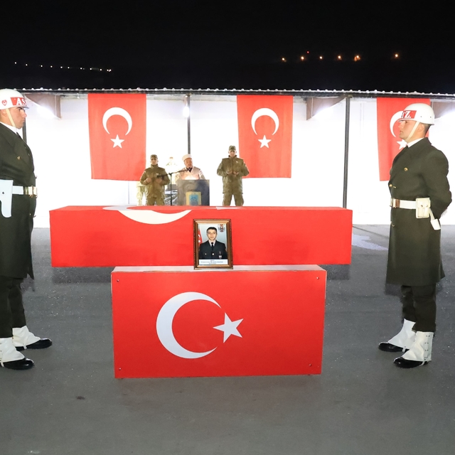 Şırnak'ta Pençe-Kilit Operasyonu bölgesinde şehit olan asker için tören düz...
