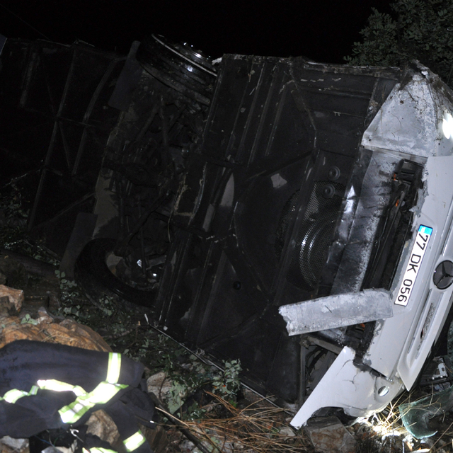 Yolcu otobüsü uçurumdan yuvarlandı: 10'u ağır, 28 yaralı