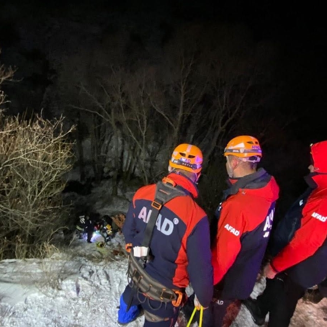 Sivas'ta dere yatağına devrilen otomobildeki 2 kişi yaralandı