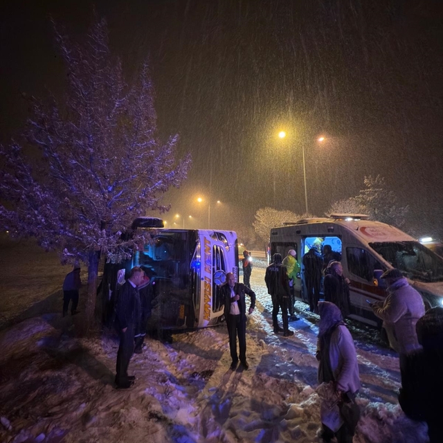 Nevşehir'de yolcu otobüsü devrildi: 6 yaralı