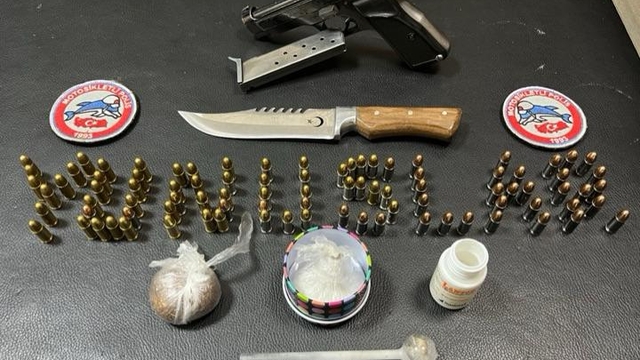 Kocaeli'de aracında ruhsatsız tabanca ile uyuşturucu ele geçirilen zanlı tutuklandı