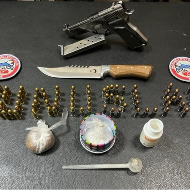 Kocaeli'de aracında ruhsatsız tabanca ile uyuşturucu ele geçirilen zanlı tu...