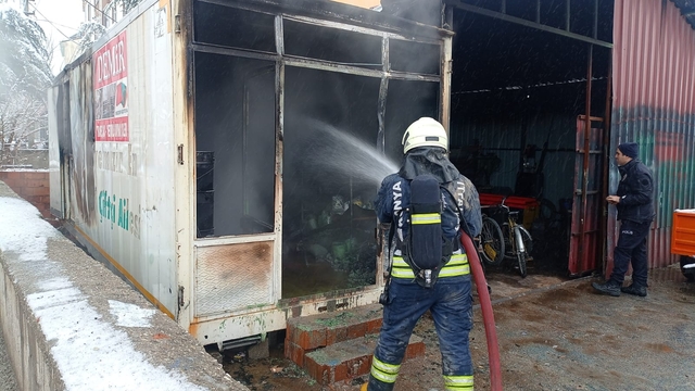 Seydişehir'de işyerinde çıkan yangında 1 kişi dumandan etkilendi