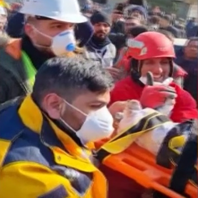 Enkazdan çıkardıkları 28 günlük 'Halit Talha' bebek ve 9 yaşındaki Yağmur'u...