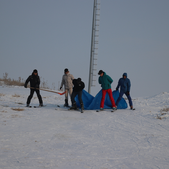 Ağrı'da kayak merkezinin erime yaşanan kısımlarına brandayla kar taşınıyor