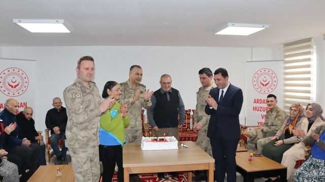 Ardahan'da jandarma personeli huzurevi sakinleriyle bir araya geldi