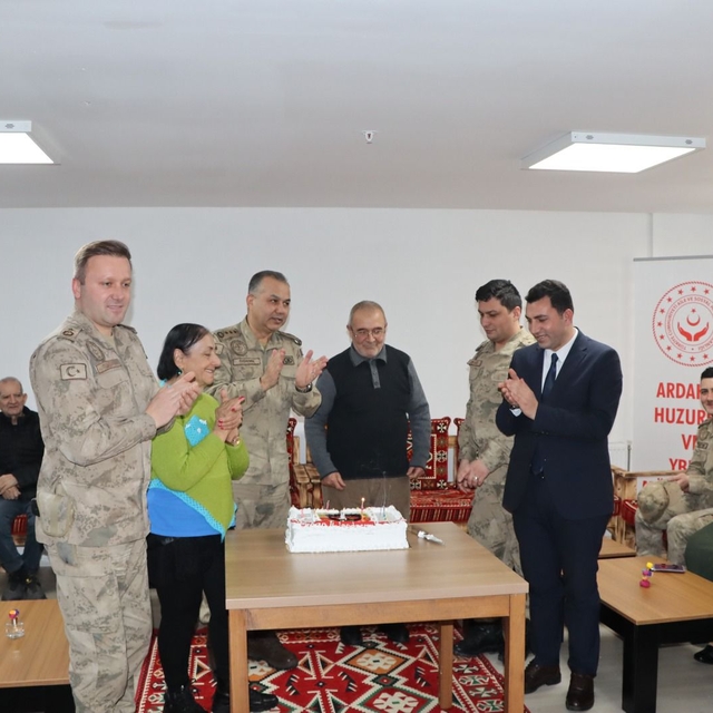 Ardahan'da jandarma personeli huzurevi sakinleriyle bir araya geldi