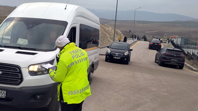Beypazarı'nda trafik ekipleri servis denetimi gerçekleştirdi