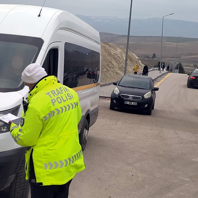 Beypazarı'nda trafik ekipleri servis denetimi gerçekleştirdi