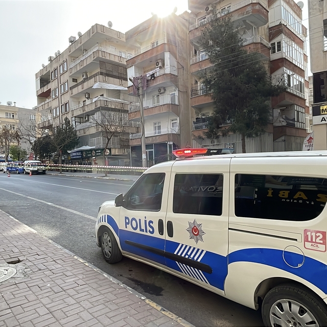 Şanlıurfa'da 5 katlı bina, kolonlarından sesler geldiği ihbarı üzerine boşa...