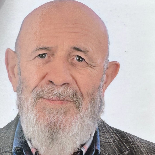 Kar yağışını izlemek isterken pencereden düşen eski başkan öldü