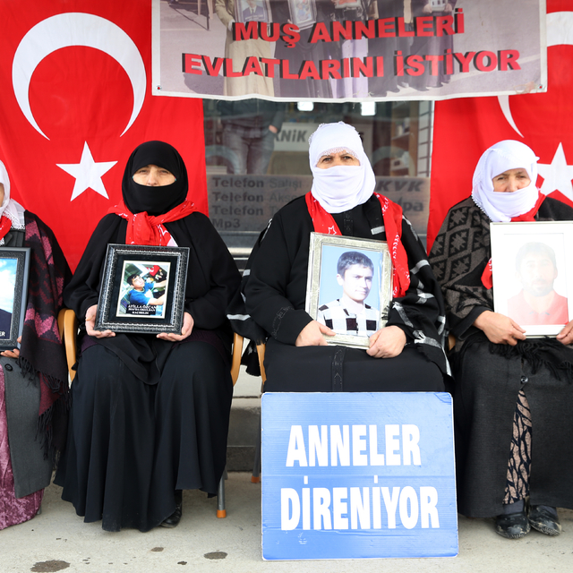 Muşlu aileler, DEM Parti önündeki "evlat nöbeti"ni sürdürdü