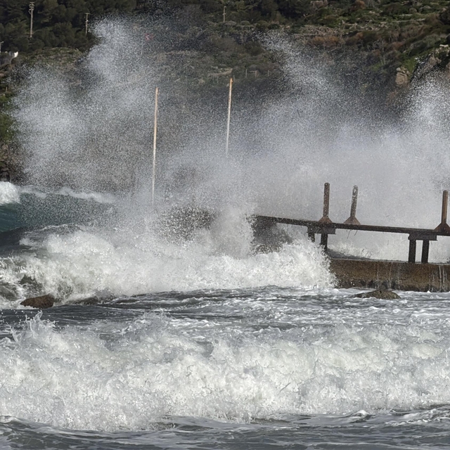 Bodrum'da fırtına etkili oldu, feribot seferleri iptal oldu