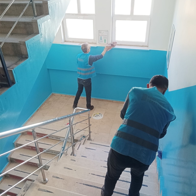 Elazığ'da hükümlüler yarıyıl tatilinde okullarda temizlik ve bakım çalışmas...