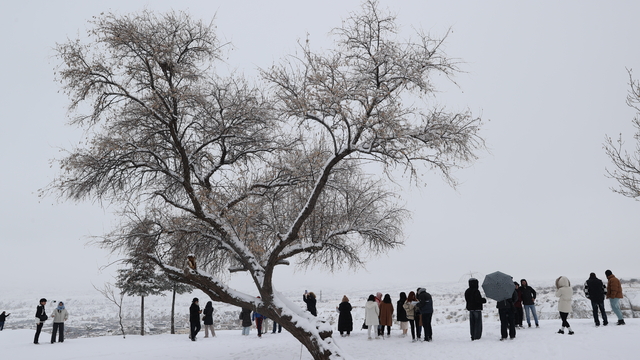 Turistler, kar güzelliği eklenen Kapadokya'yı gezdi