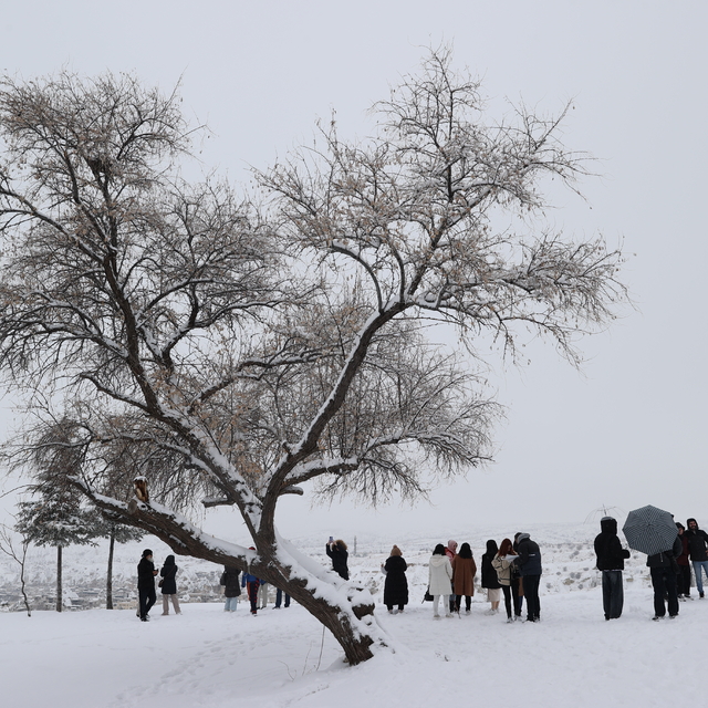 Turistler, kar güzelliği eklenen Kapadokya'yı gezdi