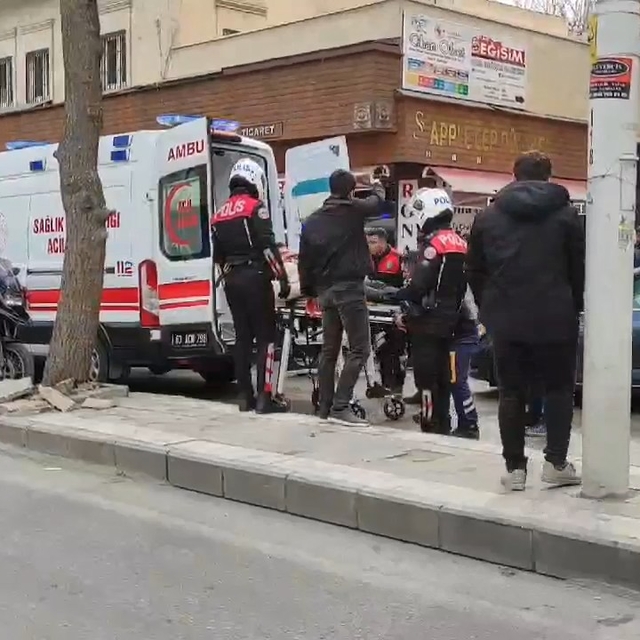 İki esnafın ödünç tornavida kavgasına yakınları da dahil oldu; 9 yaralı