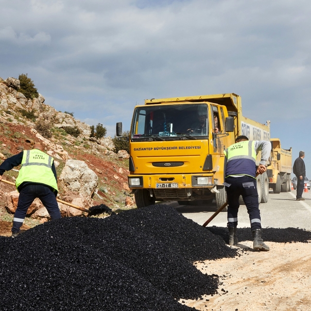 Gaziantep Büyükşehir Belediyesi, depremlerden sonra afetzedelerin yardımına...