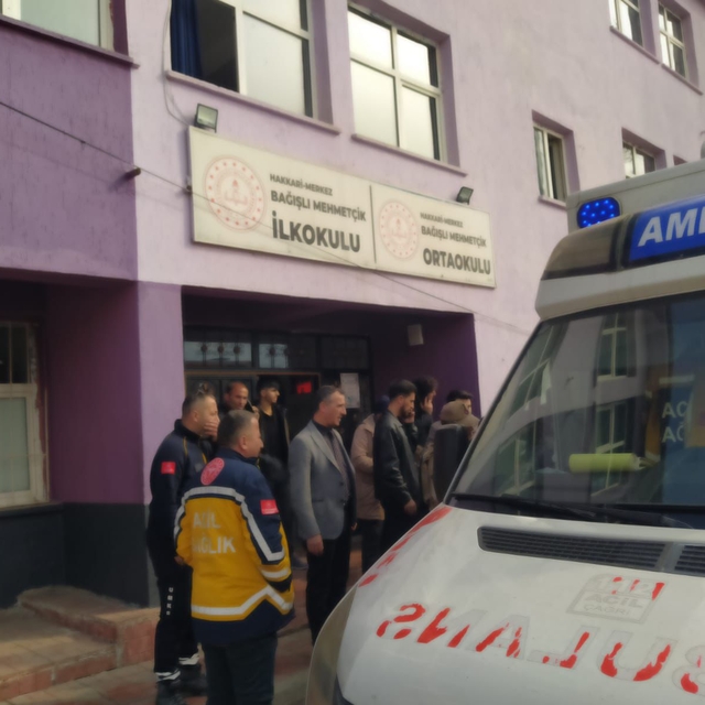 Hakkari'de 34 öğrenci, gıda zehirlenmesi şüphesi ile hastaneye kaldırıldı