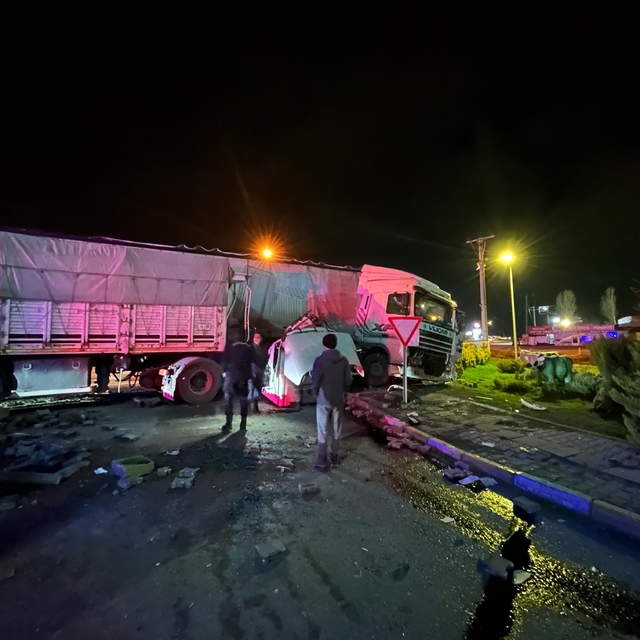 Bursa'da 2 TIR çarpıştı; sürücüler yaralandı
