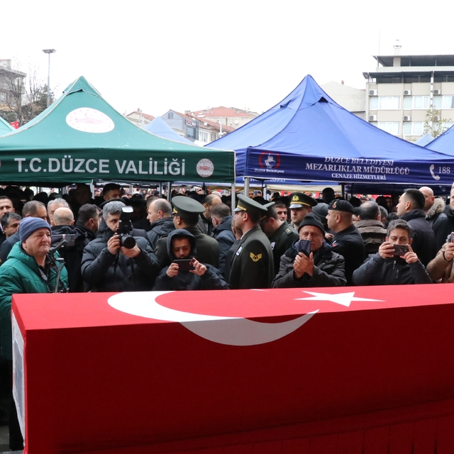 Şehit uzman çavuşun cenazesi memleketi Düzce'de toprağa verildi (2)