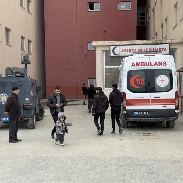Hakkari'de 43 öğrenci gıda zehirlenmesi şüphesiyle hastaneye kaldırıldı