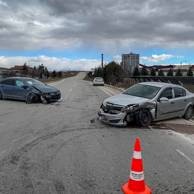 Uşak'ta çarpışan iki otomobilin sürücüleri yaralandı