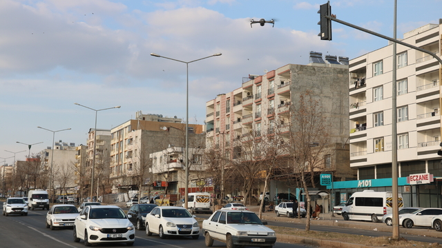 Şanlıurfa'da kırmızı ışık ihlali yapan sürücüler dron ile tespit edildi