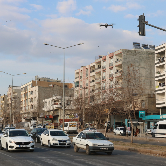 Şanlıurfa'da kırmızı ışık ihlali yapan sürücüler dron ile tespit edildi