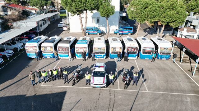 Sakarya'da trafik güvenliği konusunda farkındalık için minibüslerin camları afişle kaplandı