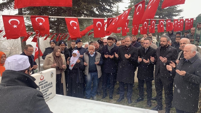 Almus'ta şehit Osman Karaca mezarı başında anıldı