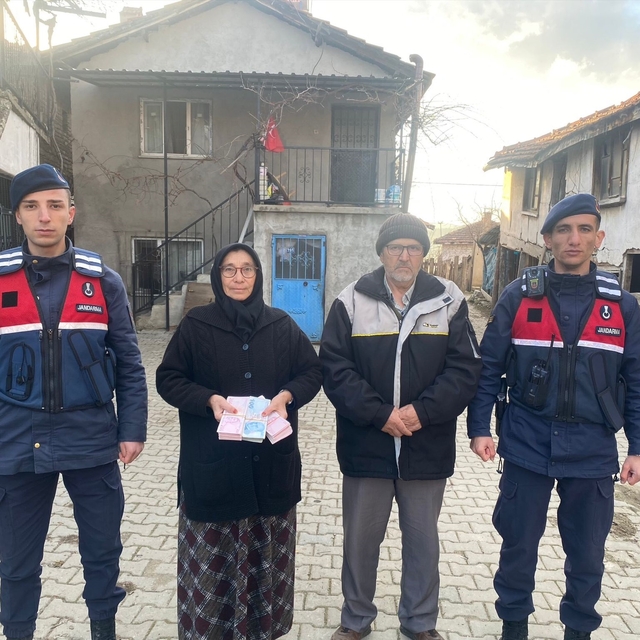 Kendisini telefonda polis olarak tanıtıp evine gittiği kadını 181 bin TL do...