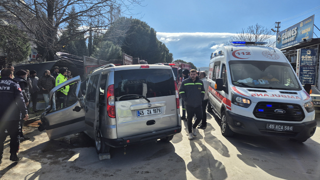 Turgutlu'da park halindeki kamyona çarpan hafif ticari araçtaki 2 kişi yaralandı
