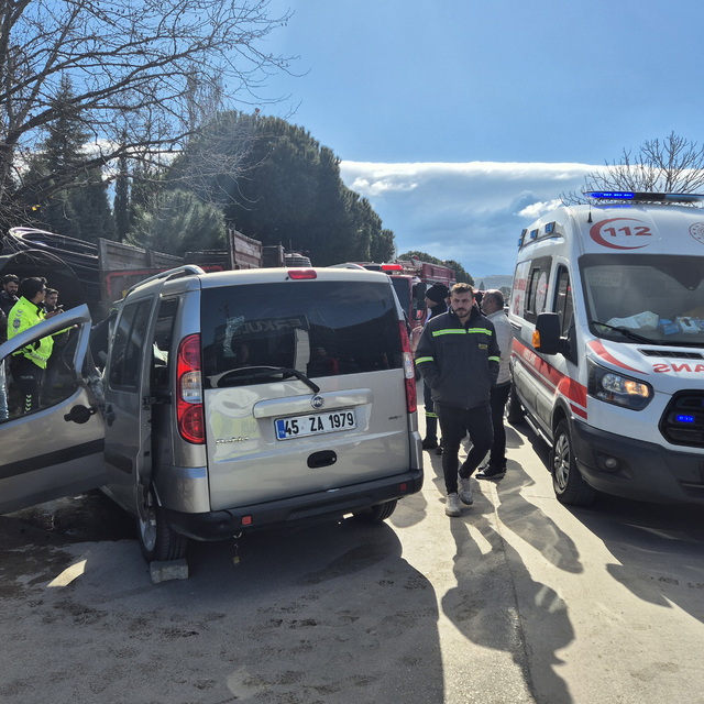 Turgutlu'da park halindeki kamyona çarpan hafif ticari araçtaki 2 kişi yara...