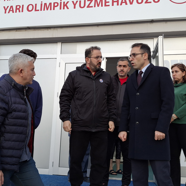 Beypazarı Kaymakamı Yılmaz, yarı olimpik yüzme havuzunda incelemelerde bulu...