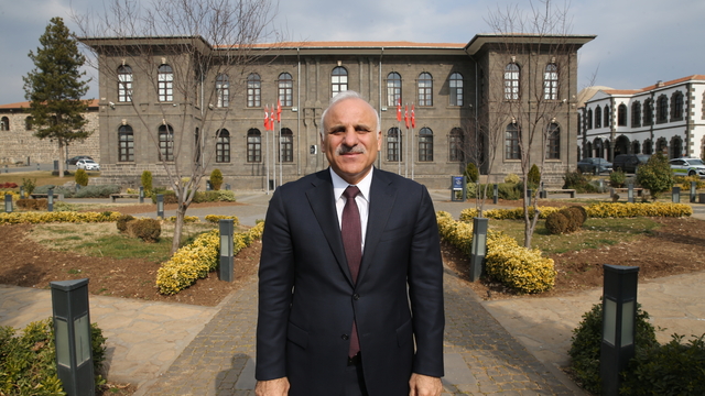 Diyarbakır Valisi Murat Zorluoğlu, deprem dolayısıyla kentte yürütülen çalışmaları değerlendirdi