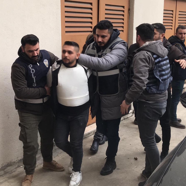 Eğlence mekanı çıkışı, husumetlilerine ateş açtı; 1 ölü, 2 yaralı (2)