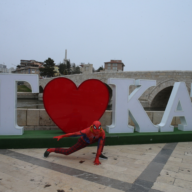 Türkiye'yi dolaşan "Örümcek Adam" Tokatlılarla buluştu