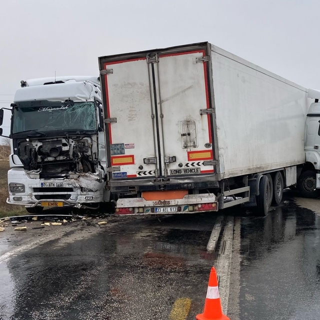 Osmaniye iki tırın çarpıştığı kazada 1 kişi yaralandı